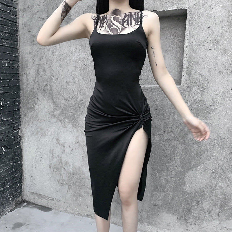 A Bottoming Suspender Dress In Black, A Beautiful Mid-Length Skirt With A Thin Waist And High-Waist.